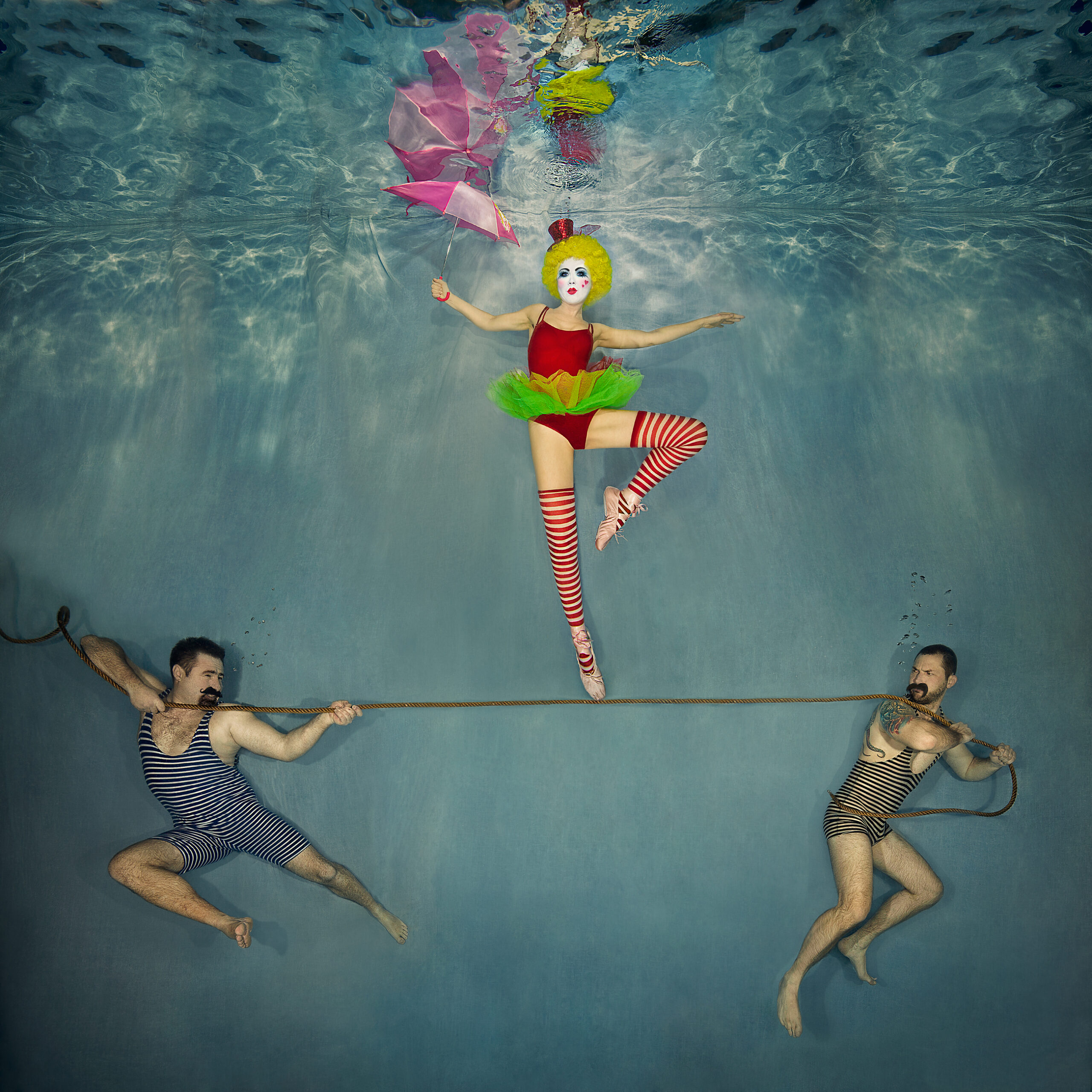 Divers and Fashion_Lucie Drlikova_Underwater-circus