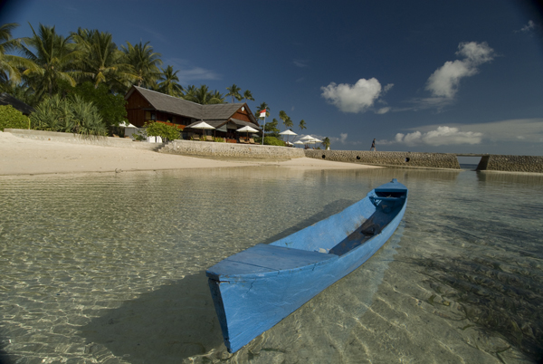 Diving Southeast Sulawesi, Indonesia waka-blue boat-rharwood