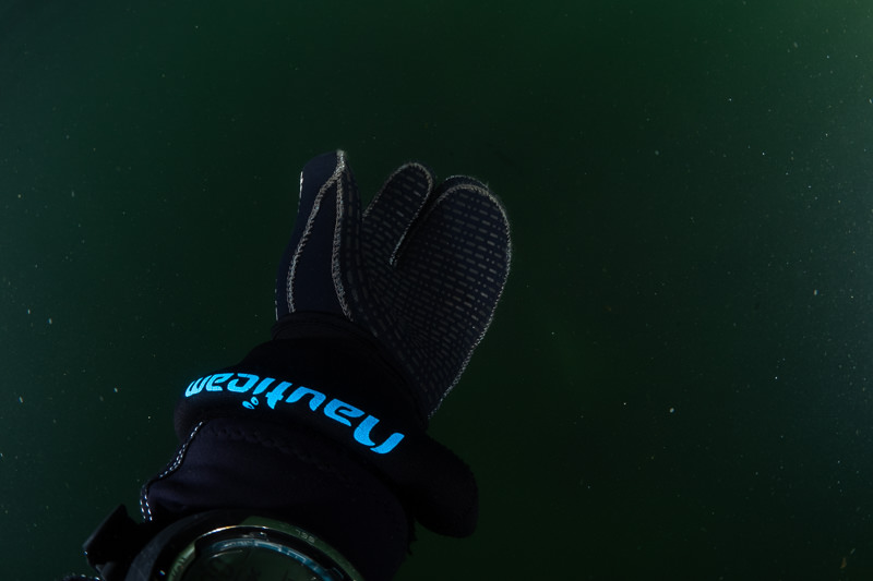 Setting my focus point on my hand. I also check my strobes, to make sure I light up my hand properly, while at the same time not having too much backscatter.